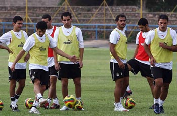 معسكر المنتخب : تدريبات خاصة بالمدافعين .. بدء وصول المحترفين وندوة دينية 