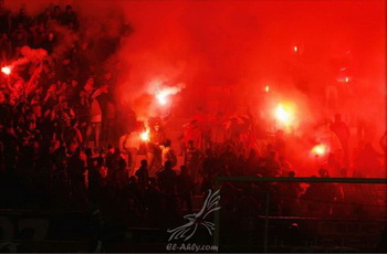 مراقب المباراة : عقوبات على الأهلى والمحلة بسبب شماريخ الأول و" حجارة " الثانى