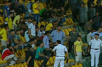 الصقر "الأهلاوي" يتبرع بعشرة ألاف جنيه كفالة لإنقاذ مشجعي الإسماعيلي 29052-esmaily