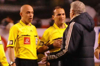 جمهور الزمالك يهاجم عبد الرؤوف بزجاجات المياه وتعزيزات أمنية لحمايته
