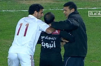 بالفيديو مرحلة ما قبل سنظل أوفياء: زملكاوي يقتحم الملعب بشعار "الدوري مع أنبوبة"
