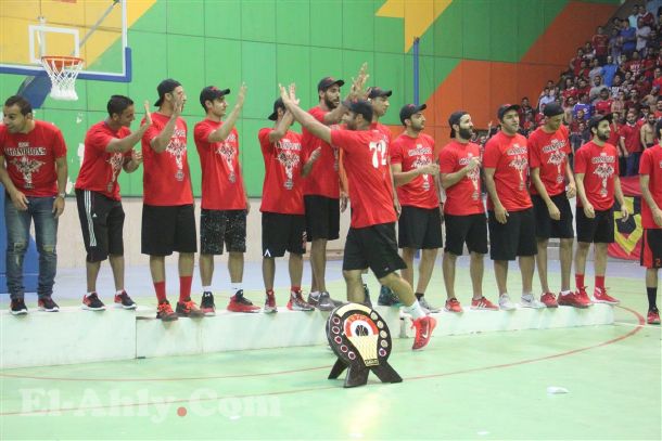 خطوات قليلة تفصل الأهلي عن