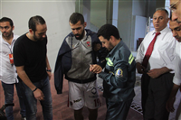 صور خروج عبد الله السعيد في سيارة افسعاف بعد إصابته بمباراة الداخلية