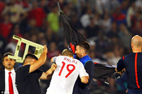 صور اشتباكات الجماهير واللاعبين في مباراة صربيا وألبانيا