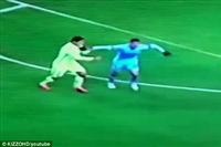 صور وفيديو تعدي سواريز لاعب برشلونة على مدافع السيتي بالعض