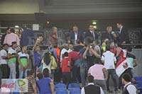 الخطيب يصافح الجماهير خلال مباراة منتخب الشباب ورواندا