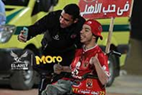 صور تذاكرية بين رامي ربيعة ومشجع الأهلي قبل مباراة طنطا بالدوري
