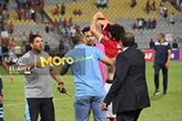 حسام غالي يمنح قميصه للاعب الوداد بعد الفوز بثنائية