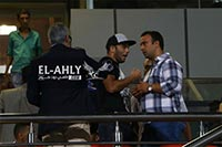 عماد متعب يساند الأهلي من المدرجات خلال مباراة الوحدة