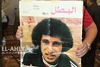 محمود الخطيب محمولاً على الأعناق بعد الفوز برئاسة الأهلي