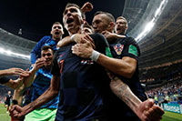 صور مجنونة التقطها المصور الذي دهسته أقدام لاعبي كرواتيا بعد هدف ماندزوكيتش