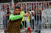 صور إكرامي يلبي طلب مشجع أهلاوي ويهديه بوكيه ورد قبل مباراة تاونشيب