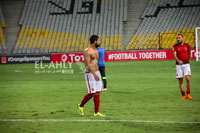 احمد فتحي يخرج من الملعب بدون قميصه بعد مباراة كمبالا