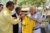 صور المدرب البرازيلي وهدية خاصة مع مرتضى منصور رئيس الزمالك