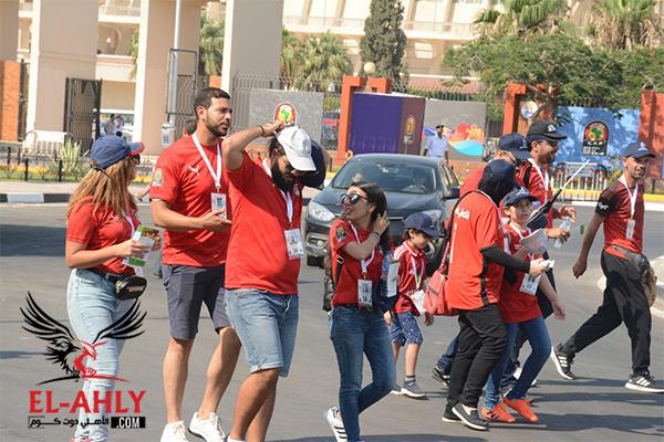 الجماهير تتوافد بكثرة على ستاد القاهرة قبل مباراة مصر وأوغندا