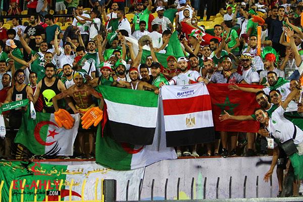علم مصر والمغرب وقميص الأهلي في مدرجات جمهور الجزائر خلال مباراة تنزانيا