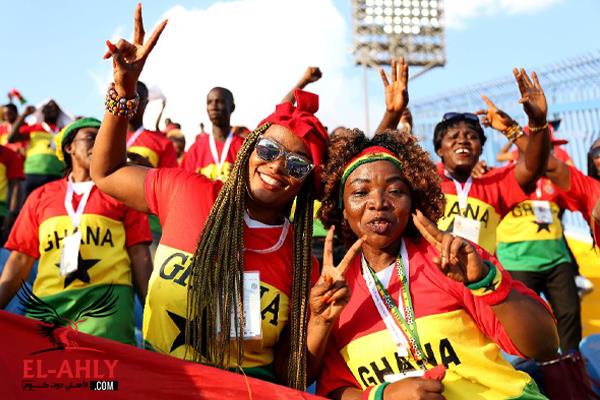 كرنفال إفريقي في المدرجات ونساء غانا تؤازرن النجوم السوداء