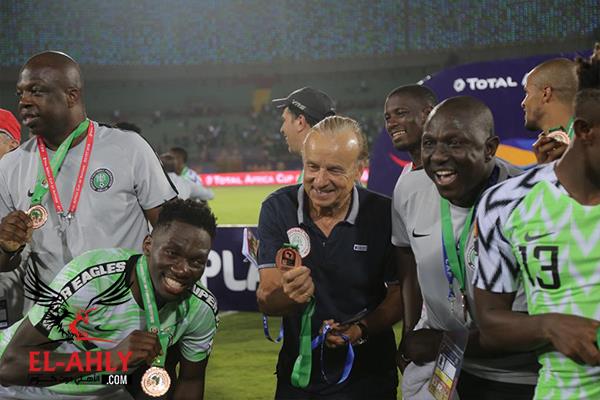 فرحة اللاعبين والجهاز الفني للمنتخب النيجيري بعد حصد المركز الثالث بكأس الأمم