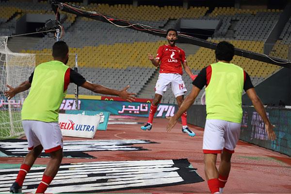 فرحة حسين الشحات ولاعبي الأهلي بعد الهدف الثاني والثالث في المقاولون العرب