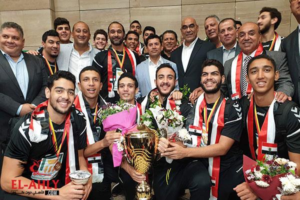 استقبال حافل لبعثة منتخب الناشئين المتوج بكأس العالم في مطار القاهرة