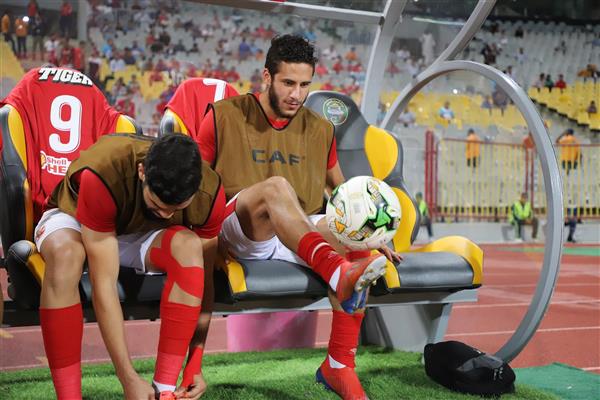 رمضان صبحي يستعرض مهاراته على دكة البدلاء في مباراة كانو سبورت