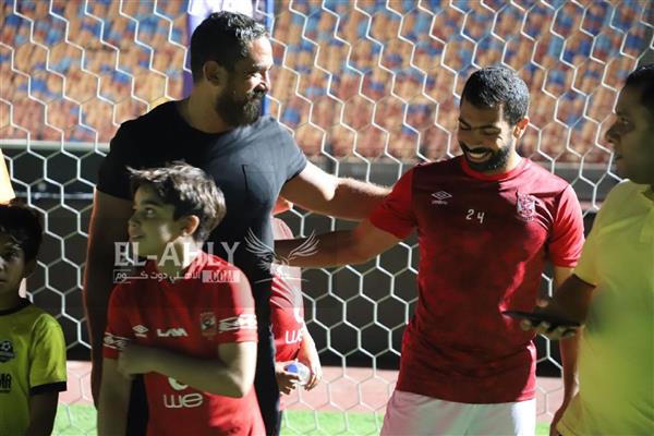 أمير كرارة يلتقط صور تذكارية مع أحمد فتحي عقب نهاية مباراة الأهلي وإنبي
