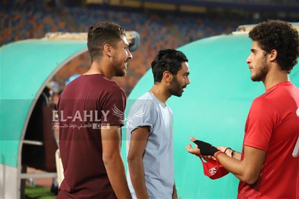 محمد شريف والشحات يحرصان على مصافحة لاعبي الأهلي وإنبي قبل انطلاق المباراة