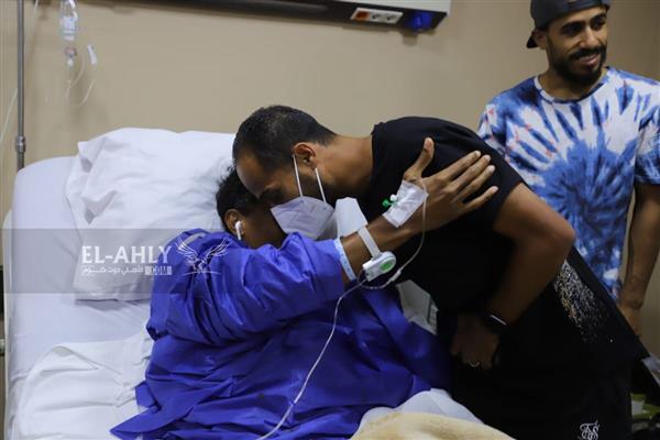 وليد سليمان يزور محمد عبد الشافي في المستشفى بعد خروجه من لقاء الزمالك مصابا