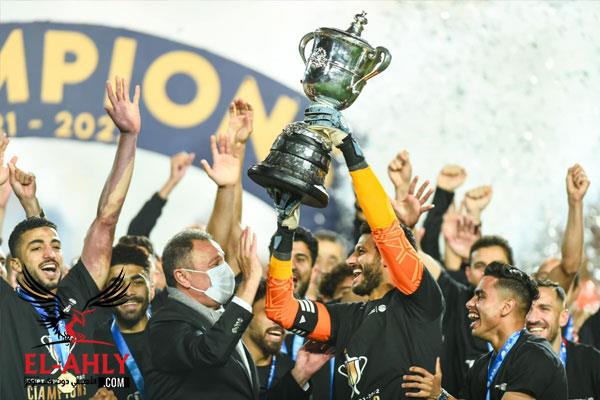 احتفالات لاعبي الأهلي بكأس مصر بعد الفوز على بيراميدز 2-1
