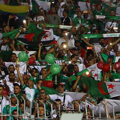 الكاف يعاقب الجزائر ويهدد بمنع جماهيرها في مباريات أمم افريقيا