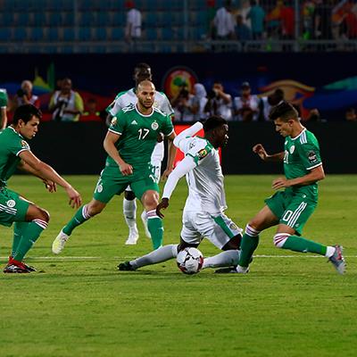 الجزائر تفوز على السنغال في نهائي مبكر بكأس الأمم الإفريقية