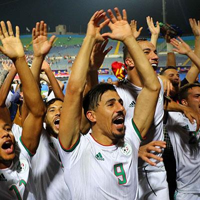 شاهد فرحة لاعبي الجزائر مع الجماهير بعد الفوز على غينيا والتأهل لربع نهائي أمم افريقيا
