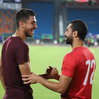 محمد شريف والشحات يحرصان على مصافحة لاعبي الأهلي وإنبي قبل انطلاق المباراة